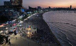 Tayland’da havai fişek festivali, karanlığı renklendirdi