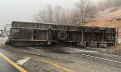 Son Dakika! Malatya-Adıyaman Karayolunda Demir Yüklü Çekici Devrildi, Yol Trafiğe Kapatıldı