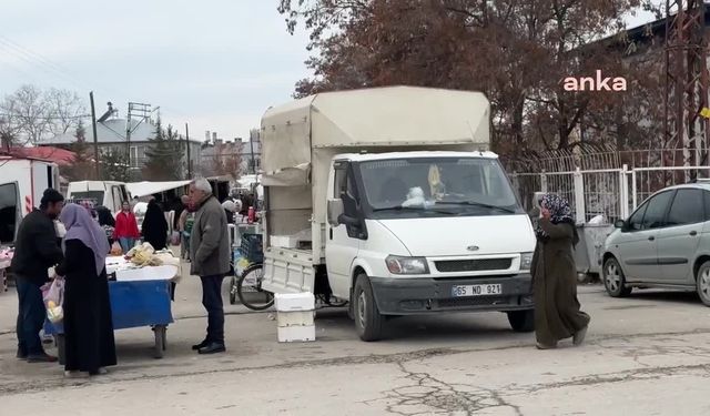 Pazarcı esnafı da vatandaş da artan fiyatlara tepkili: "Para yok ki alayım. Pazarcılar bize bakıyorlar, biz de pazarcılara bakıyoruz"