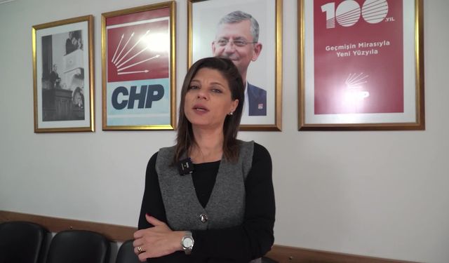 Selçuk'ta İlçe Milli Eğitim Müdürü AK Parti İlçe Başkanı'yla okulda ‘İslam Ansiklopedisi’ dağıttı… CHP'li Onbaşıoğlu: Suç duyurusunda bulunacağız