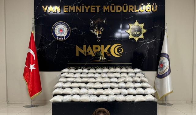 Van'da bir araçta 143 kilo metamfetamin ele geçirildi: 2 kişi tutuklandı