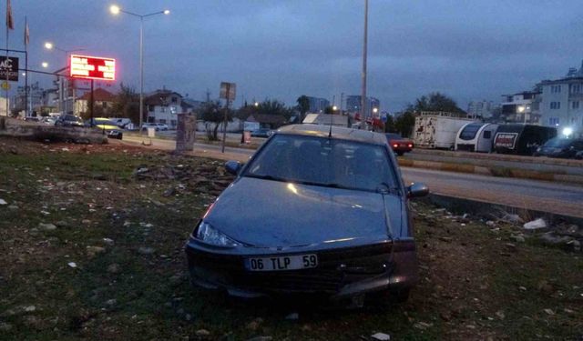 14 yaşındaki çocuğun kullandığı araç kaldırımda yürüyen aileye çarptı: 1’i bebek 3 yaralı