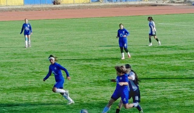 Ağrı ASPGSK Kadın Futbol Takımı, Erzincan Gençler Gücü’nü 2-0 mağlup ederek liderliğini sürdürdü