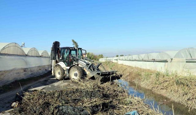 Akdeniz Belediyesi, sulama kanallarında temizlik ve ıslah çalışması yaptı