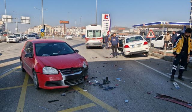 Aksaray’da 2 otomobil çarpıştı: 1’i çocuk 2 yaralı