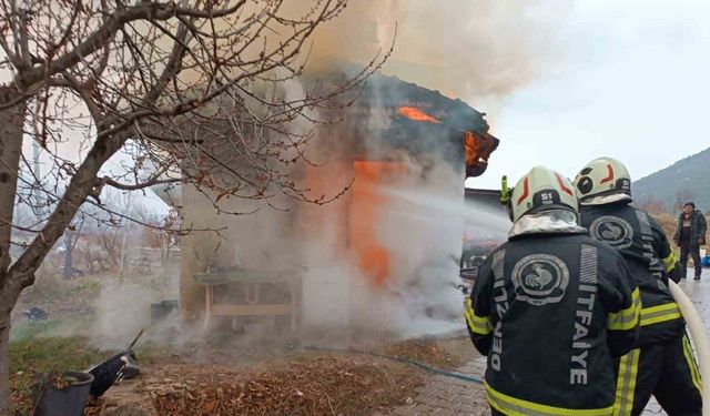 Alevlerin sardığı tek katlı işyeri kullanılamaz hale geldi