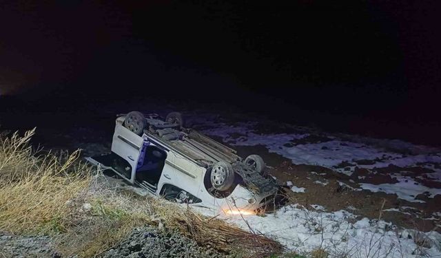 Ambulansa yetişmeye çalışan otomobil tarlaya devrildi: 2 yaralı