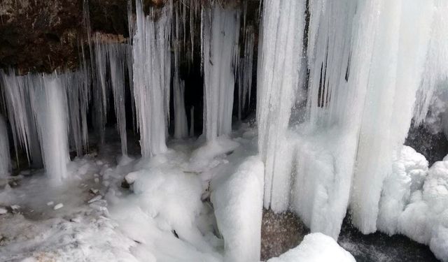 Bayburt’ta Sırakayalar Şelalesi buz tuttu