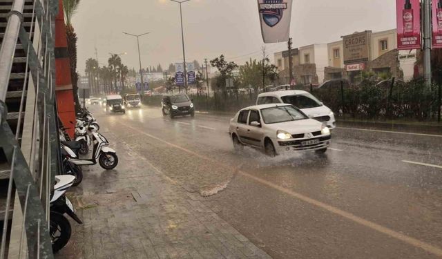 Bodrum’da sağanak yağış etkili oldu