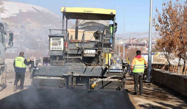 Büyükşehir ve Talas’tan Kepez’e sıcak asfalt