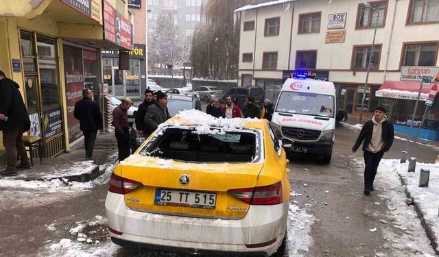 Çatıdan düşer kar kütlesi 2 otomobili kullanılamaz hale getirdi