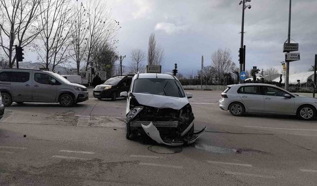 İnegöl’de araçlar çarpıştı: 1’i çocuk 2 yaralı