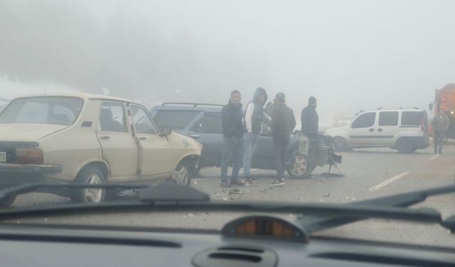 Kastamonu’da sis ve buzlanma sebebiyle zincirleme kaza meydana geldi: 4 yaralı