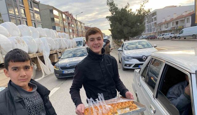 Konya’da Esed rejiminin son bulması sebebiyle baklava ikramı