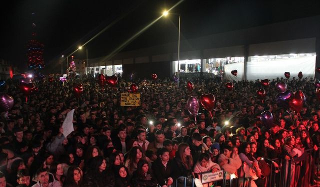 Kula Alışveriş Festivali’nin ikinci gününde Yener Çevik sahne aldı