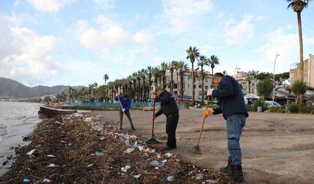 Marmaris’te fırtına sonrası sahilde temizlik yapıldı