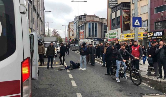 Motosikletin yaya geçidinde yayaya çarptığı anlar kamerada: 2 yaralı