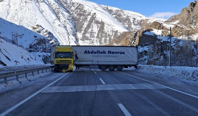 Oltu yol ayrımında yine Tır kazası