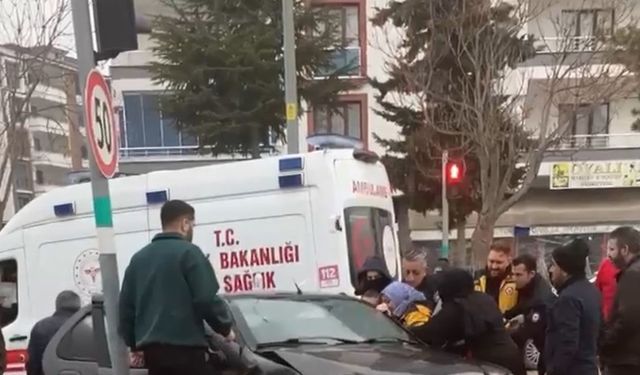 Otomobil direğe çarptı, sürücü araçta sıkıştı