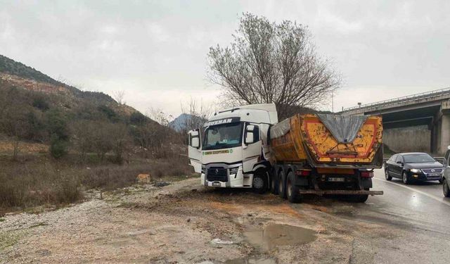 Otomobil ile kamyon çarpıştı, 2 kişi yaralandı