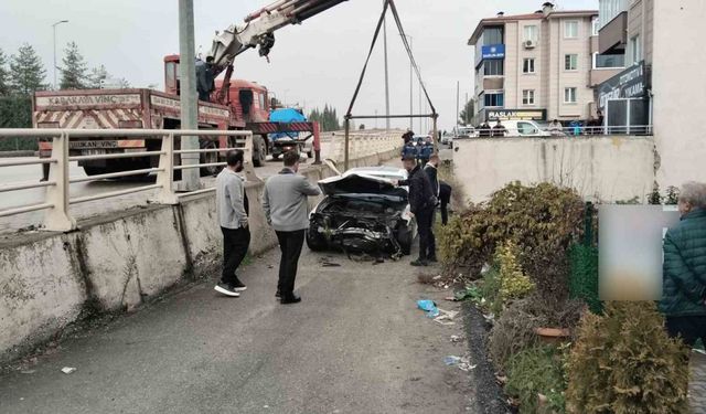 Otomobilin panelvana çarpıp 2 metrelik duvardan düşme anı kamerada