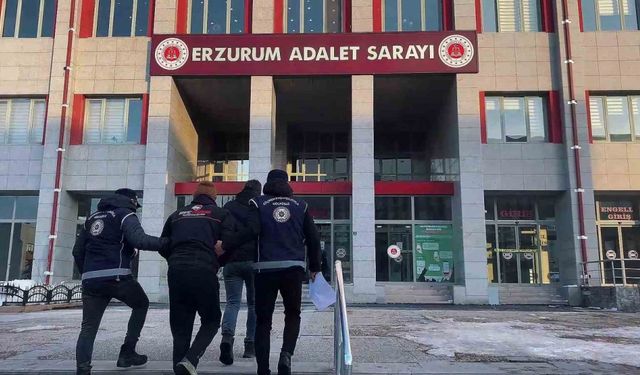 Saman balyalarının içinde 11, tırın mühürlü dorse kısmında 23 ve otomobilde 3 kaçak göçmen yakalandı