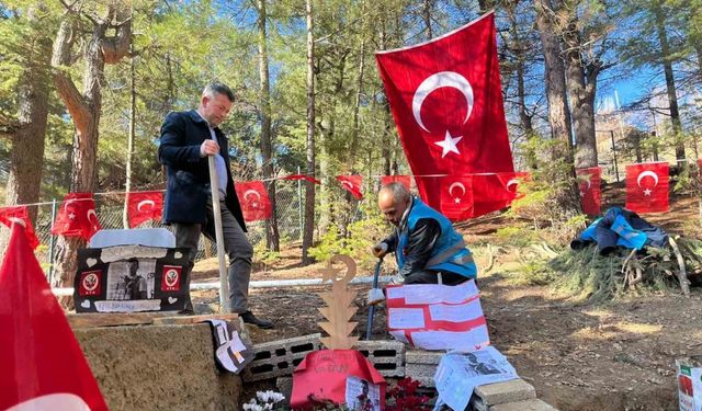 Şehidin kabrine öğrenciler duygu dolu notlar bıraktı