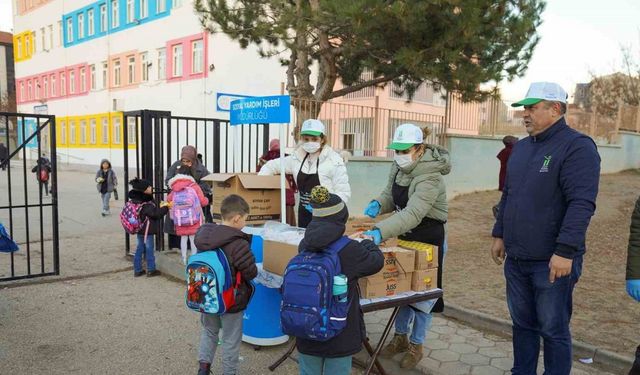 Tepebaşı’ndan çocuklara gıda desteği sürüyor