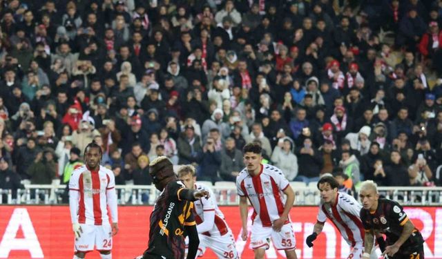 Trendyol Süper Lig:  N.G. Sivasspor: 1 - Galatasaray: 2 (İlk yarı)