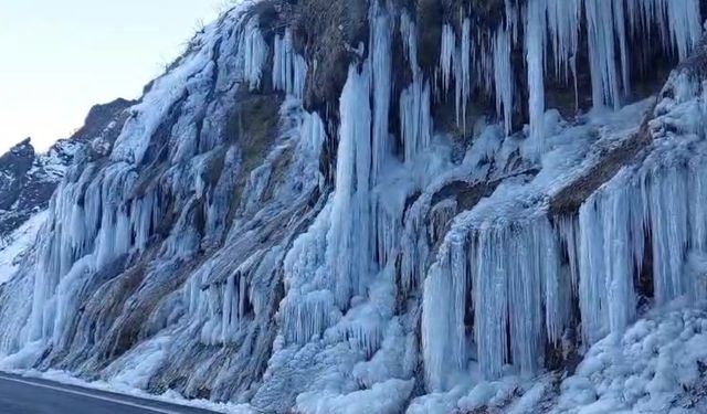 Tunceli’de ’Ağlayan Kayalar’ dondu