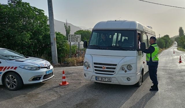 Uşak’ta polis ve jandarmadan okul çevreleri ve servislere sıkı denetim