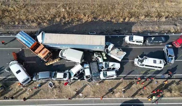 Van’daki zincirleme trafik kazalarına 35 araç karıştı