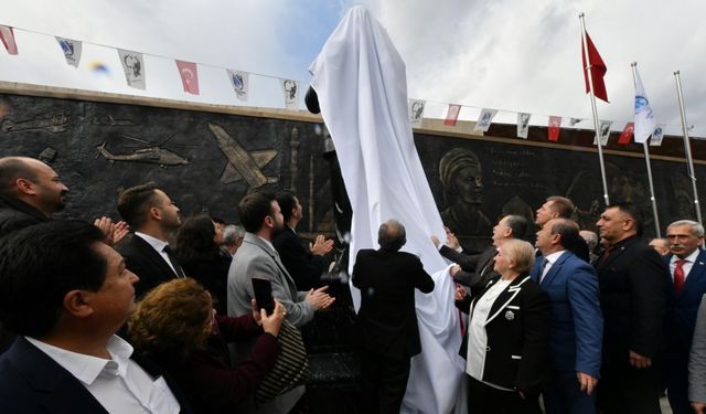 Yunusemre 100. Yıl Meydanı Atatürk heykeliyle taçlandı