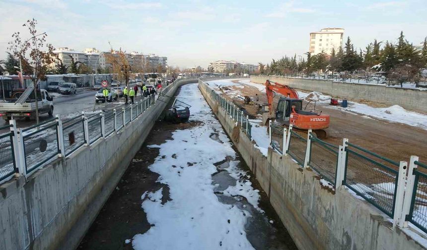 Sulama Kanalına Düşen Otomobilin Sürücüsü Yaralandı