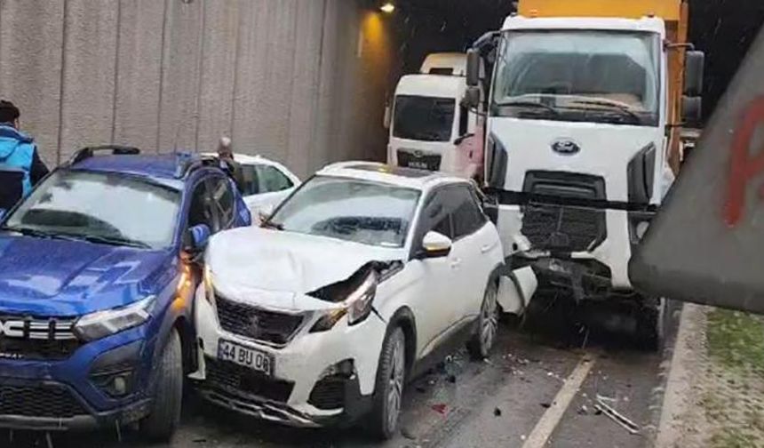 Malatya’da zincirleme trafik kazası: 7 araç birbirine girdi 6 yaralı