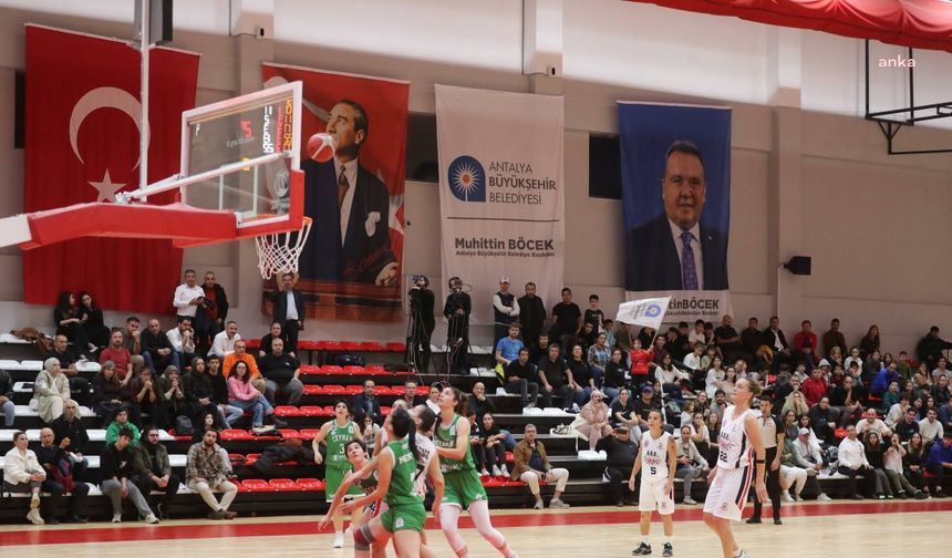 Antalya Büyükşehir Belediye Başkanı Böcek ve Kepez Belediye Başkanı Kocagöz, kadın basketbol maçını birlikte izledi