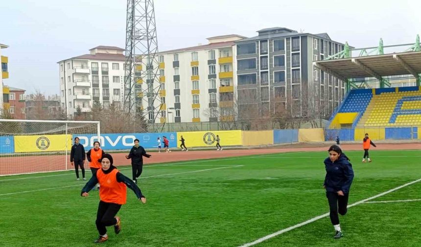 Ağrı’nın kadın futbolcuları dondurucu soğuklara meydan okuyor