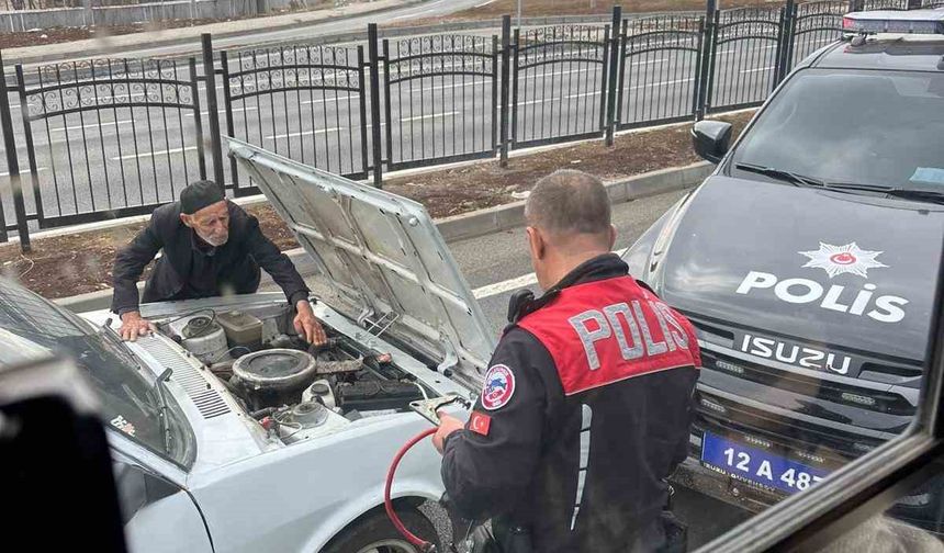 Aracı cadde ortasında bozulan yaşlı adamın yardımına polis ekipleri yetişti