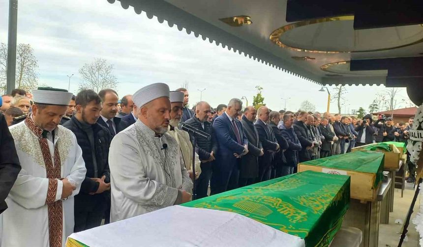 Arhavi’de yola gelen heyelanda hayatını kaybeden Giresunlu 4 genç son yolculuklarına uğurlandı