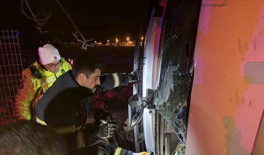 Burdur-Antalya karayolunda devrilen tırda sıkışan sürücü yaralandı