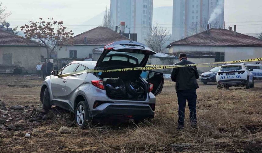 Çalıntı plakalı araçla polisin ’dur’ ihtarına uymayan şüpheliler yakalandı