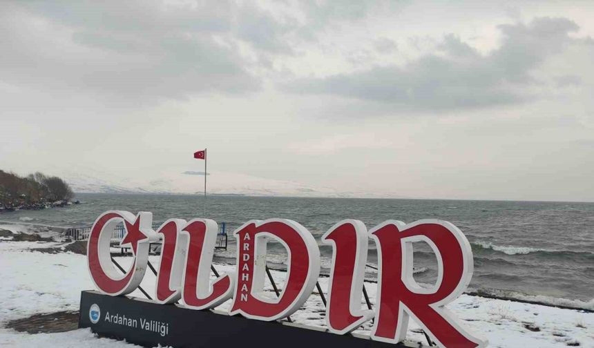 Çıldır Gölü donmadı, turizmciler tedirgin