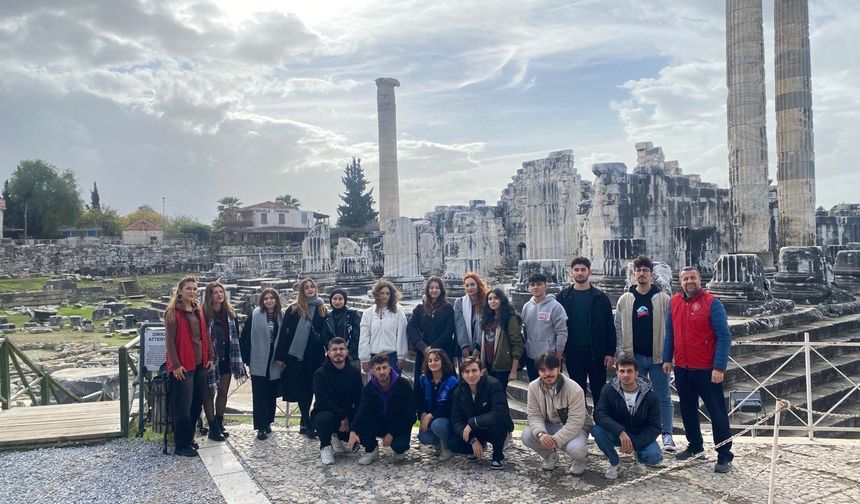 Didim’de gençler Apollon Tapınağı’nı gezdi