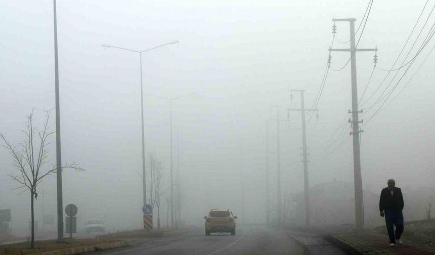 Erzincan’da sis etkisini sürdürdü