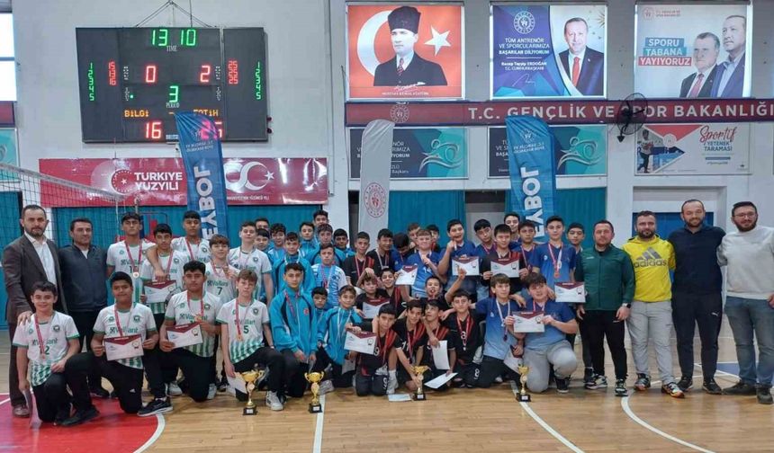 Fatih Ortaokulu voleybolda şampiyon oldu