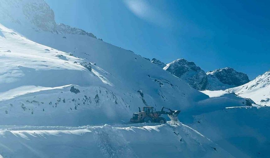 Hakkari’de karla mücadele çalışması