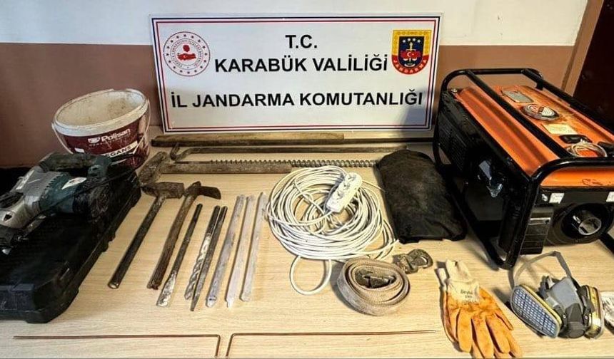 Kaçak kazı yapan 5 kişi jandarmaya yakalandı