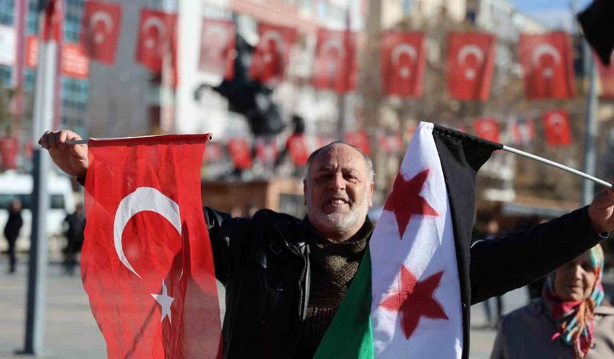 Kırşehir’deki Suriyeliler, tarihi meydanda lokum dağıttı