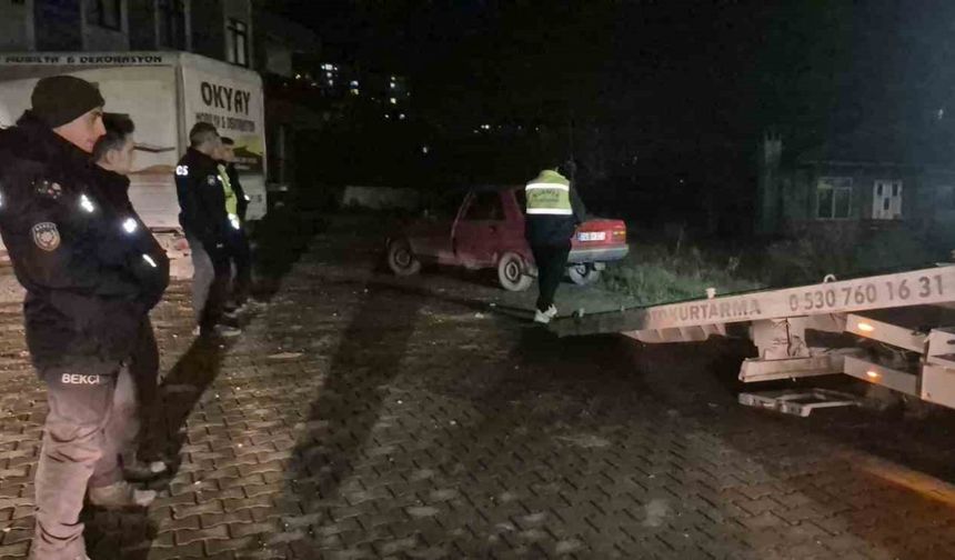 Polisin kovaladığı araç tekedilmiş halde bulundu