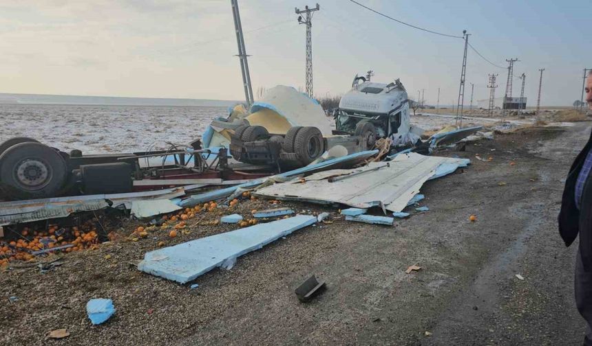 Portakal yüklü tır devrildi: 1 yaralı